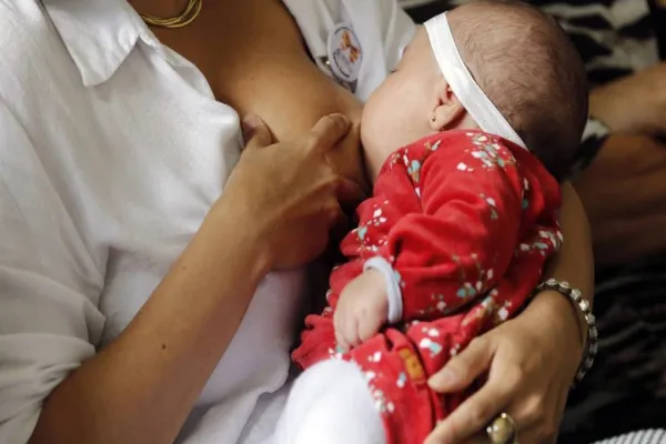 Foto relacionada a notícia: Campanha Agosto dourado: mães com covid-19 devem continuar amamentando