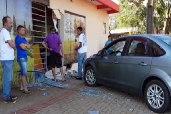 Mulher fica ferida, após carro colidir contra muro de empresa no Bairro Morumbi