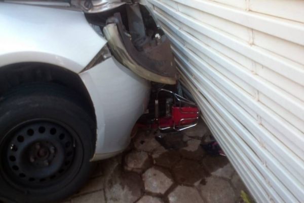 Moto fica embaixo de carro, em grave colisão de trânsito no Centro