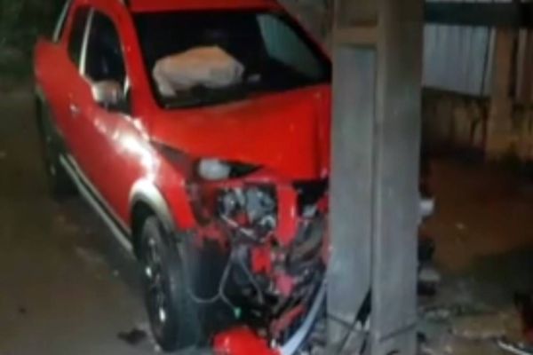 Saveiro atinge poste no Centro