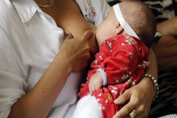 Campanha Agosto dourado: mães com covid-19 devem continuar amamentando