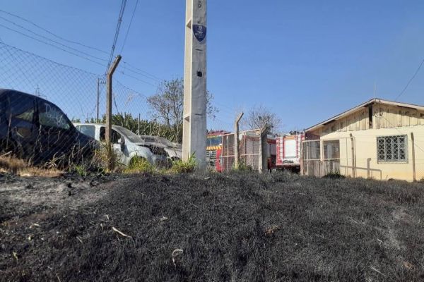 Incêndio ambiental de grandes proporções destrói vários veículos