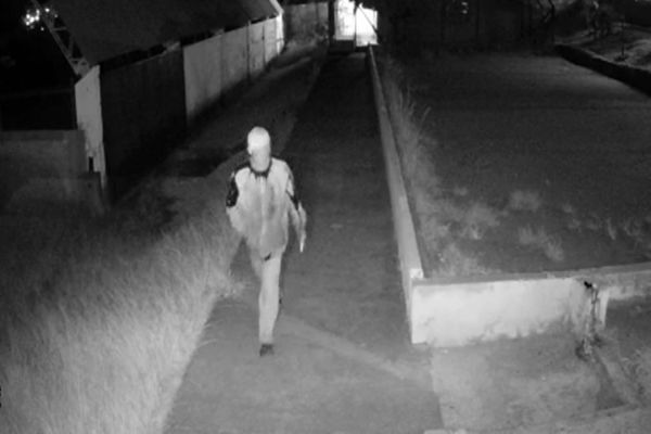 Imagem referente a notícia: Câmeras de seguranças registram individuo verificando o local antes de arrombamento de colégio