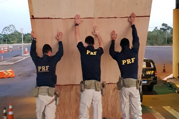No dia dos pais, PRF apreende caminhão carregado com mais de 600 kg de maconha