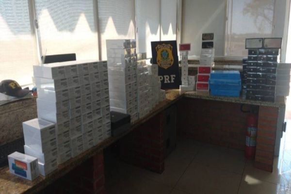 Imagem referente a notícia: PRF apreende mais de R$ 600 mil em eletrônicos escondidos numa carreta no Paraná