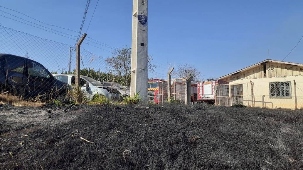 Incêndio ambiental de grandes proporções destrói vários veículos