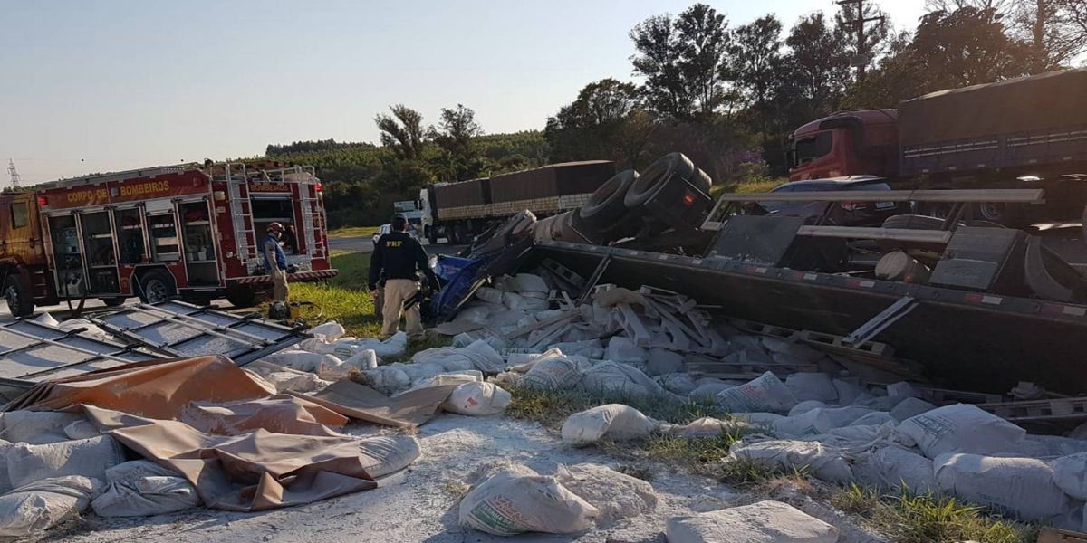 Caminhão tomba e deixa uma pessoa morta na BR-467, em Cascavel