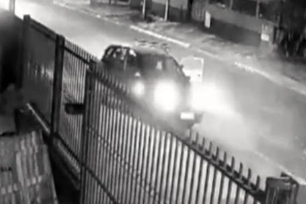 Câmera de monitoramento flagra colisão de Fusca em veículo parado no Bairro Claudete