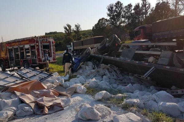 Caminhão tomba e deixa uma pessoa morta na BR-467, em Cascavel