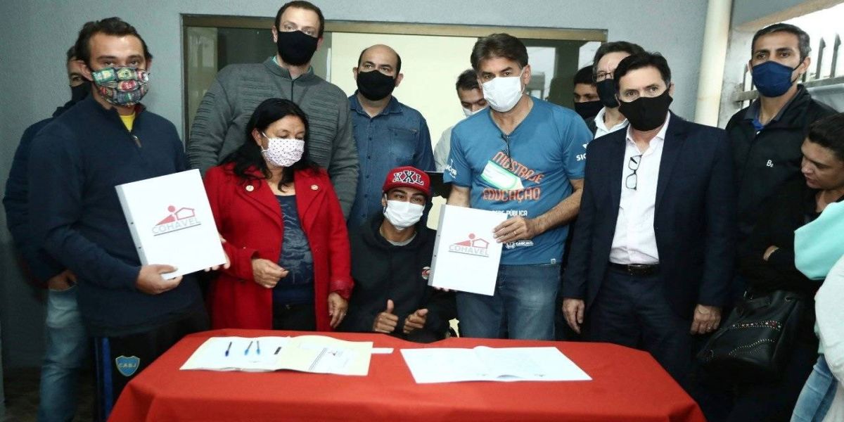 Moradores do Jardim Caiobá têm imóveis regularizados