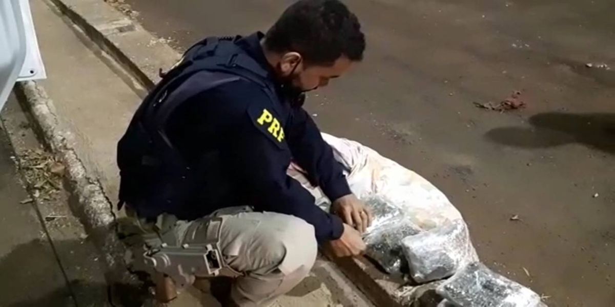 PRF apreende maconha em veículo que fazia o transporte de pessoas através de aplicativo de carona