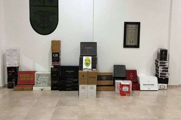 Imagem referente a notícia: BPFron apreende 2 pessoas  que carregavam carreta de soja com vinhos contrabandeados da Argentina