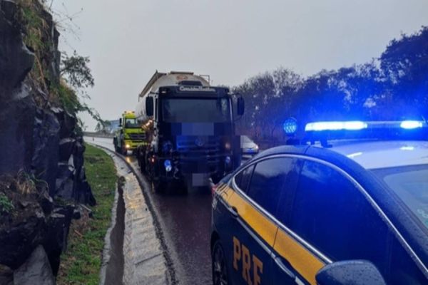 Motorista de caminhão perde controle da direção na Serra do Mico (BR-277) em São Miguel do Iguaçu
