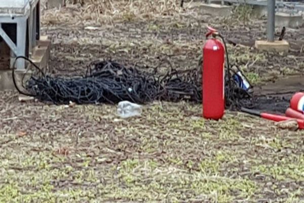 Homem coloca fogo em fios, cabos e na torre de telefonia e acaba sendo detido pela Polícia Militar