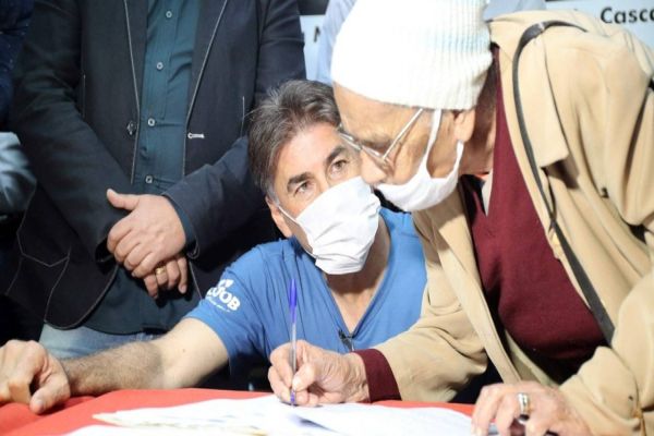 Jardim Araucária: Mais 370 imóveis são regularizados em Cascavel