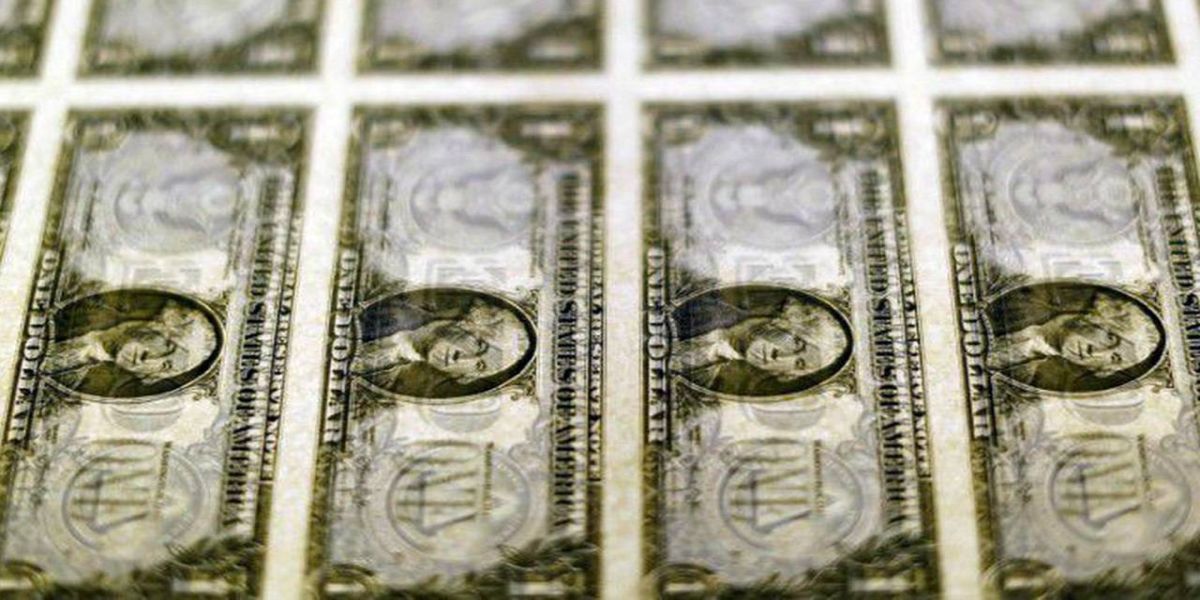 Dólar sobe mais de 1% e fecha em R$ 5,42 com receios no mercado
