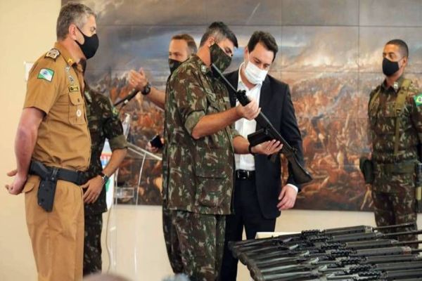 Paraná: Estado recebe 100 fuzis do Exército para reforçar segurança pública