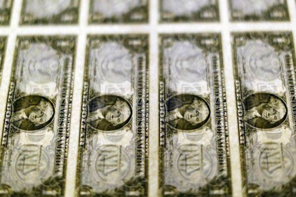 Dólar sobe mais de 1% e fecha em R$ 5,42 com receios no mercado