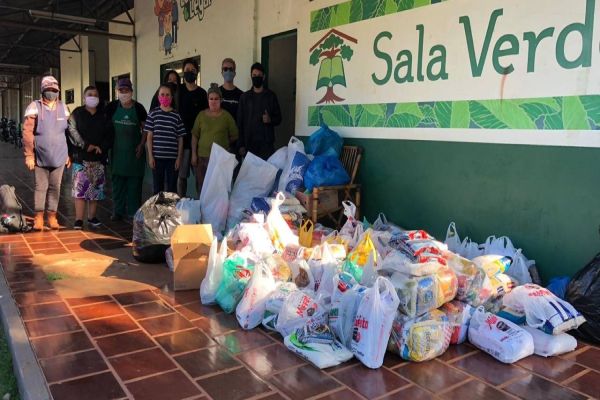 Alunos de Direito da Univel arrecadam alimentos e roupas para famílias da Cootacar