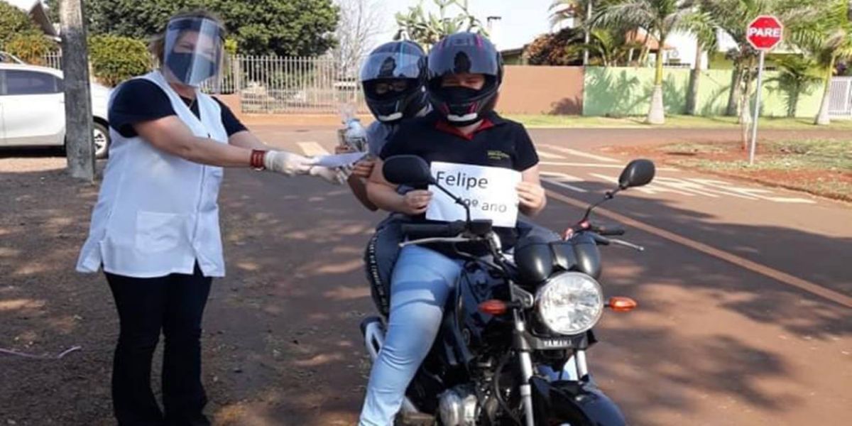 Escolas estaduais fazem entrega de material impresso por drive-thru