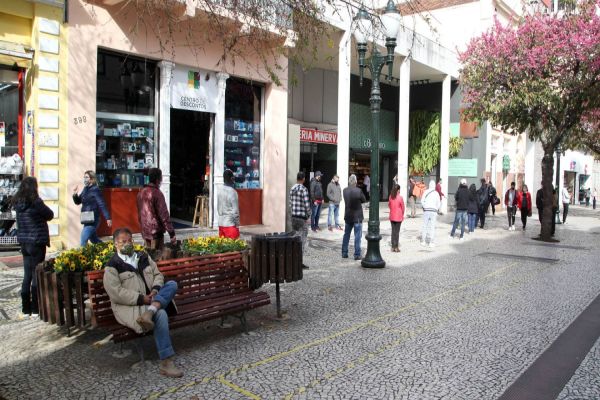 Vendas no varejo em agosto recuperam parte das perdas do ano