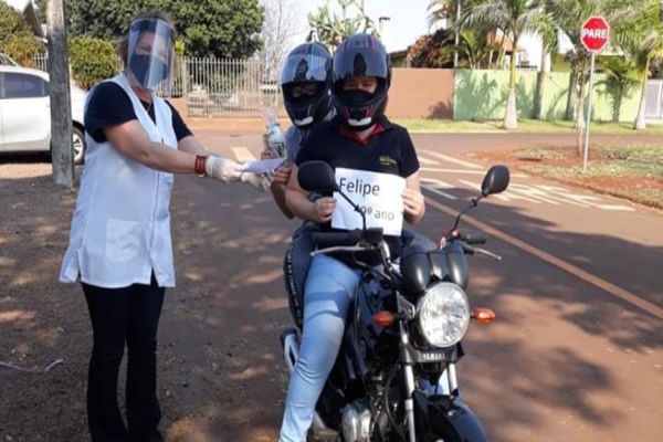 Escolas estaduais fazem entrega de material impresso por drive-thru