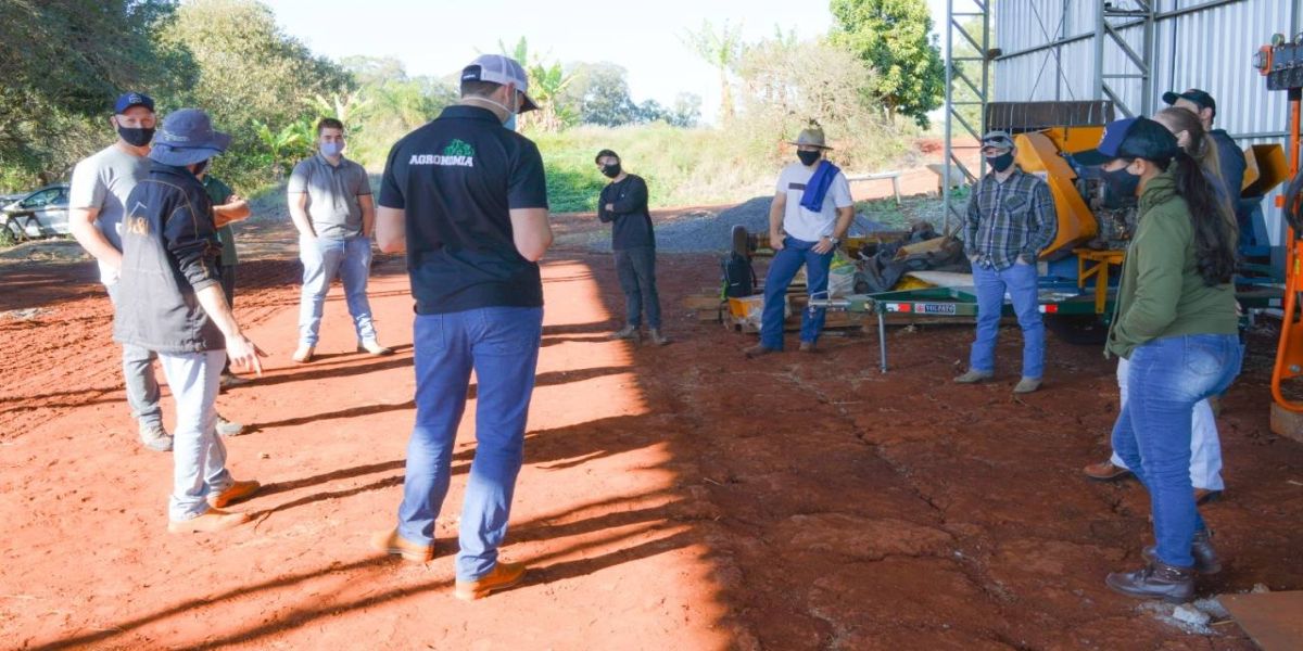 Conhecimento em prática: alunos da Univel participam de aulas na Fazenda Escola