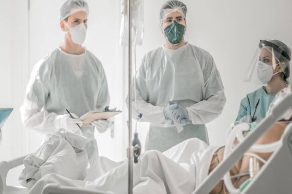 “Combustível para seguirmos”, diz médico sobre retorno de pacientes recuperados da Covid-19 no Huop