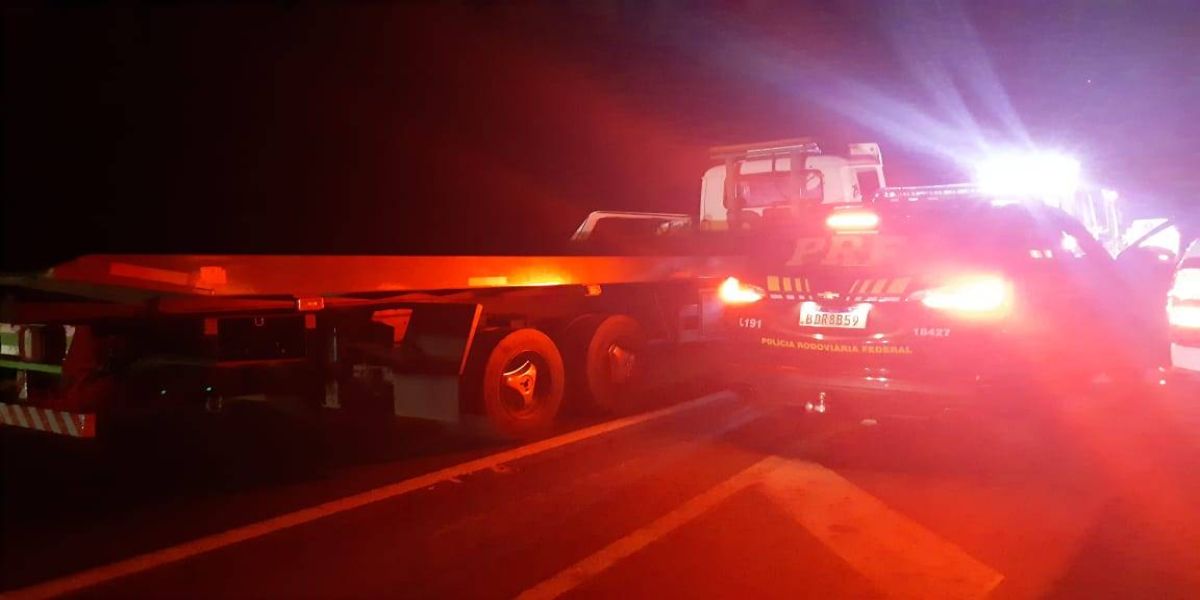 PRF atende colisão traseira entre caminhões na BR 376