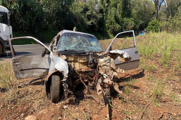 Imagem referente a notícia: Carro carregado com maconha se envolve em acidente após perseguição policial em Ampére