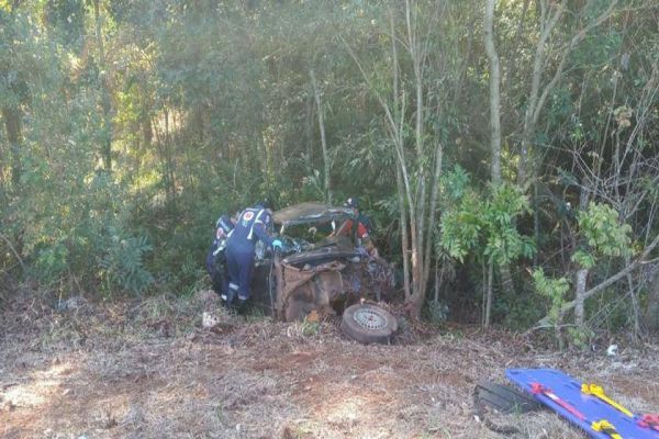 Imagem referente a notícia: Acidente entre carro e caminhão deixa um morto na BR 163, entre Pranchita e Pérola do Oeste