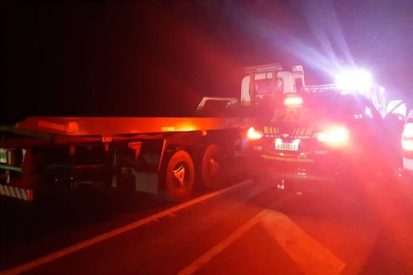 PRF atende colisão traseira entre caminhões na BR 376