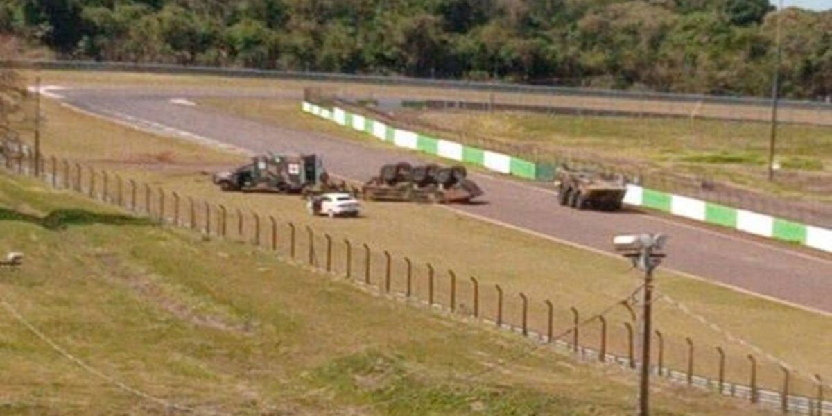 Tanque do Exército tomba durante treinamento em Cascavel