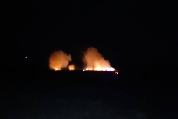 Incêndio ambiental de grandes proporções é registrado na PR 180 em Cascavel