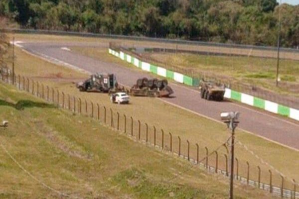 Tanque do Exército tomba durante treinamento em Cascavel