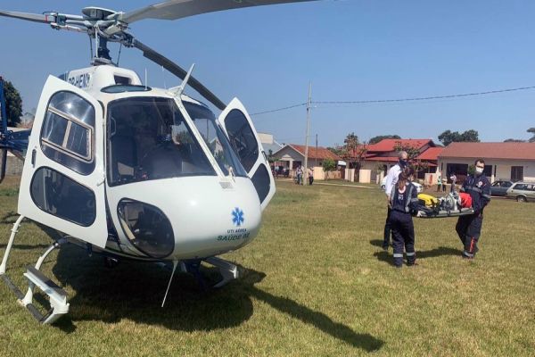 Helicóptero do Consamu realiza transferência de homem de 75 anos de idade a Cascavel