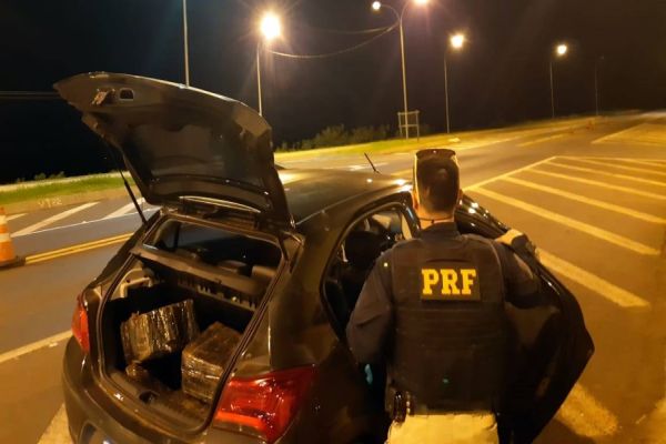 PRF apreende veiculo carregado de maconha após perseguição em Ibema