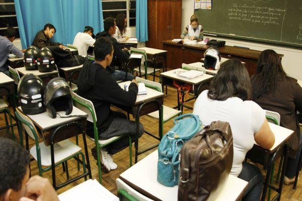 EJA é chance para quem nunca estudou ser alfabetizado