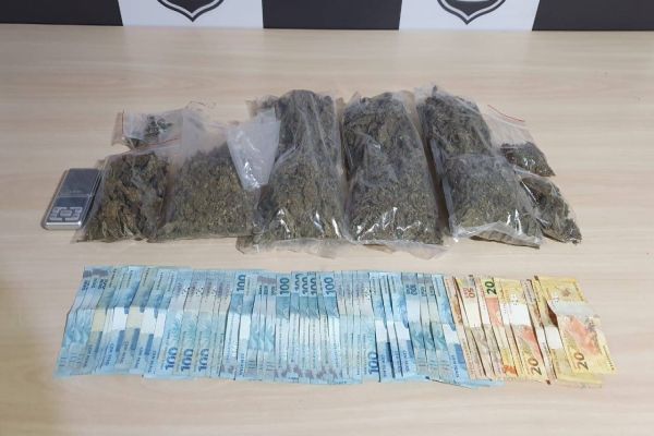 Disque entrega: Denarc apreende um quilo de maconha e grande quantidade de dinheiro em Cascavel