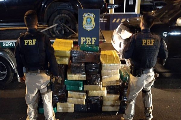 PRF apreende 815 kg de maconha e recupera duas caminhonetes em Virmond