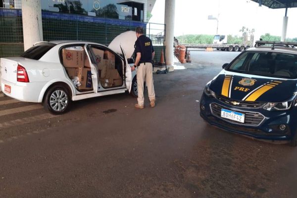 PRF apreende 20.000 maços de cigarro em veículo na cidade de Guaíra