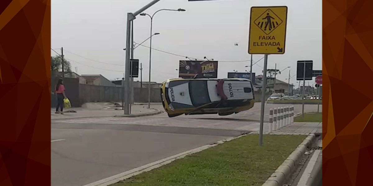 Viatura da Polícia Militar capota por várias vezes em Curitiba; veja o vídeo