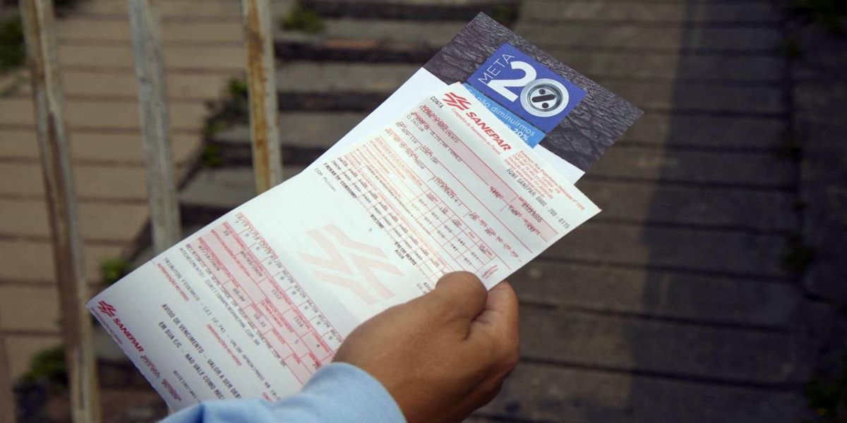 Fatura de água vermelha alerta para uso racional da água