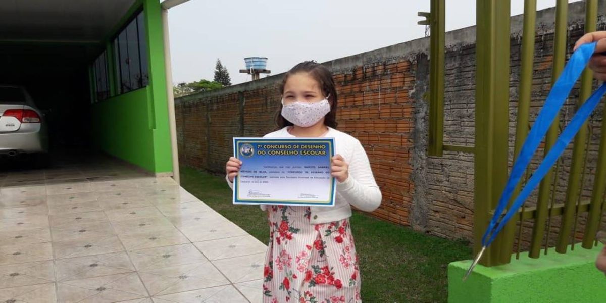 Vencedores do Concurso de Desenho do Conselho Escolar recebem premiação em casa