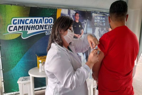 Vacinação extramuro atende mais de 2500 trabalhadores em Cascavel