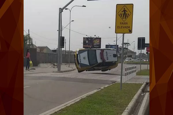 Imagem referente a notícia: Viatura da Polícia Militar capota por várias vezes em Curitiba; veja o vídeo
