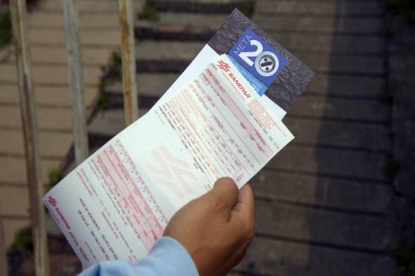 Fatura de água vermelha alerta para uso racional da água