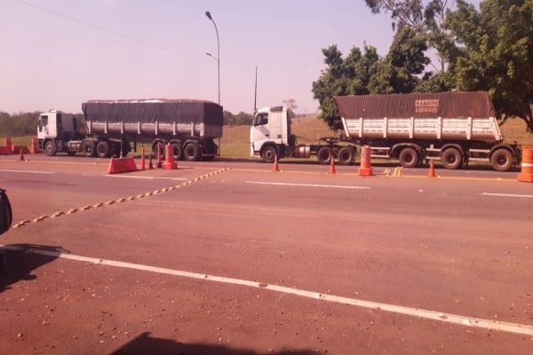 Imagem referente a notícia: PRF apreende dois basculantes carregados com 750 mil maços de cigarros no Paraná