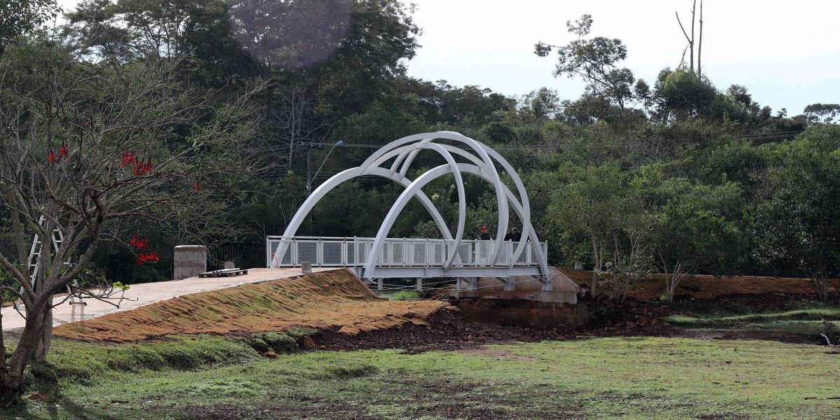 Ponte do Lago Municipal passa por ajuste na obra nesta segunda-feira (14)