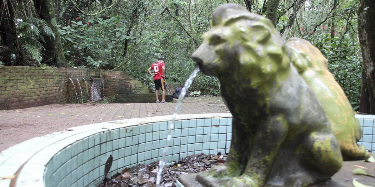 Meio ambiente alerta que água das fontes é imprópria para consumo